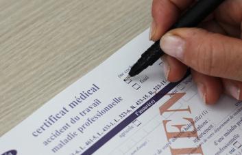 Personne remplissant un arrêt de travail